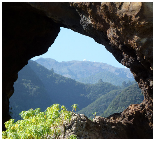 wanderung fajana ausblick auf den roque durch felsen